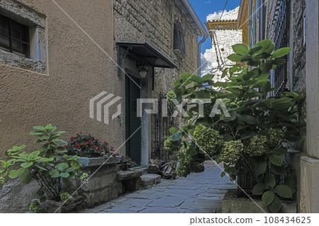 Picture from the town of Groznjan with idyllic cobbled streets and buildings made of natural stone 108434625