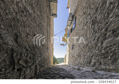 Picture from the town of Groznjan with idyllic cobbled streets and buildings made of natural stone 108434627