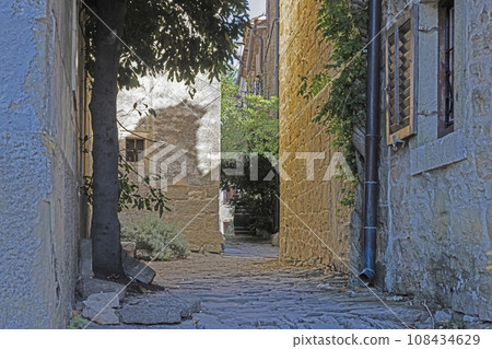 Picture from the town of Groznjan with idyllic cobbled streets and buildings made of natural stone 108434629