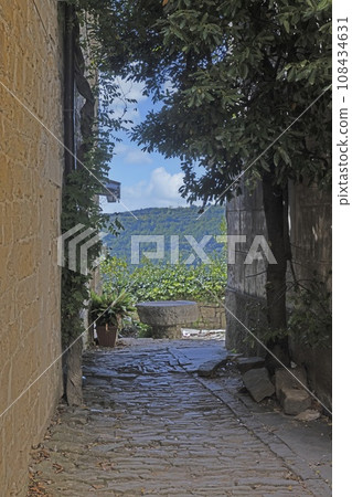 Picture from the town of Groznjan with idyllic cobbled streets and buildings made of natural stone 108434631
