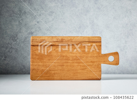 empty wooden cutting board 108435622