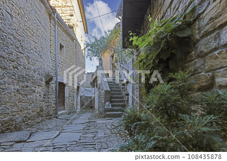Picture from the town of Groznjan with idyllic cobbled streets and buildings made of natural stone 108435878