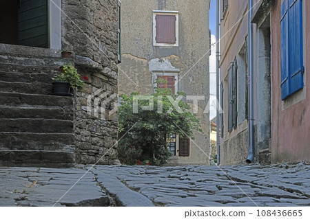 Picture from the town of Groznjan with idyllic cobbled streets and buildings made of natural stone 108436665