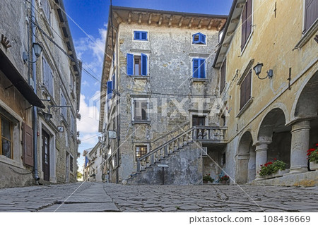 Picture from the town of Groznjan with idyllic cobbled streets and buildings made of natural stone 108436669