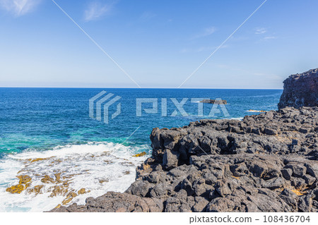 Picture over volcanic coast near El Golfo on Lanzarote 108436704
