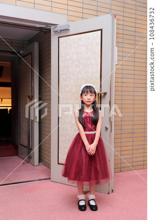 穿裙子的小學生女孩 108436732