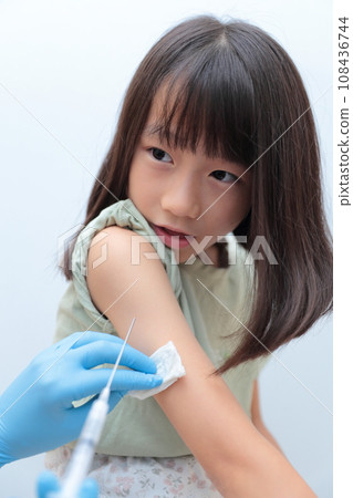 小學生在醫院打針 108436744