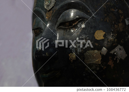 廣受歡迎的佛像貼滿了金箔，正忙著實現願望。 108436772