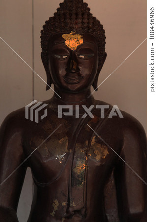廣受歡迎的佛像貼滿了金箔,正忙著實現願望。 廣受歡迎的佛像貼滿了金箔,正忙著實現願望。 108436966