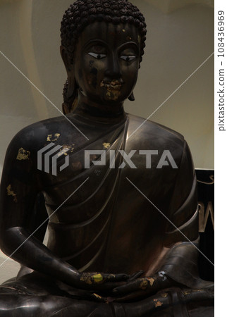 廣受歡迎的佛像貼滿了金箔，正忙著實現願望。 108436969