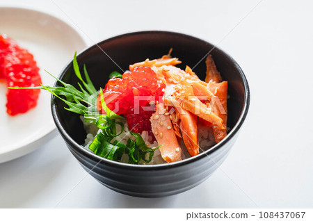 鮭魚筋子親子丼 鮭魚筋子親子丼 108437067