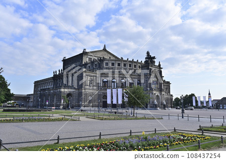 Dresden Old Town Streetscape/Semperoper (Sachsen State Opera)/Germany Dresden Old Town Streetscape/Semperoper (Sachsen State Opera)/Germany 108437254