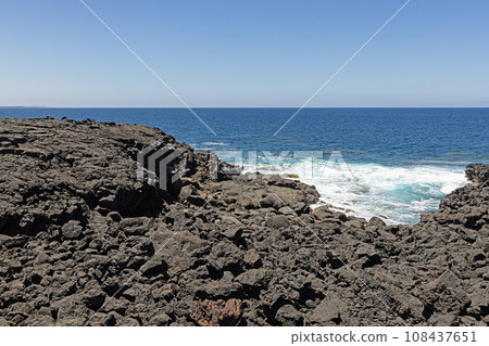 Picture over volcanic coast near El Golfo on Lanzarote 108437651