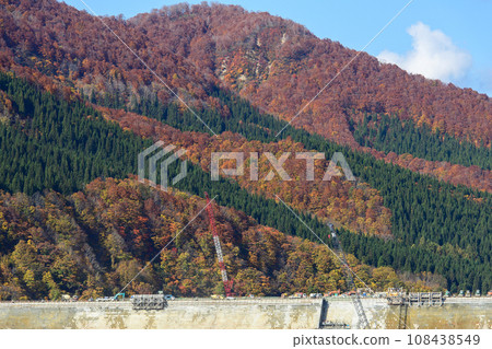 2023年11月,成瀨水壩施工現場,山上和堤體上的秋葉,從秋田縣上游觀景台 2023年11月,成瀨水壩施工現場,山上和堤體上的秋葉,從秋田縣上游觀景台 108438549