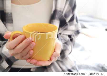 喝熱咖啡的女人 108439163