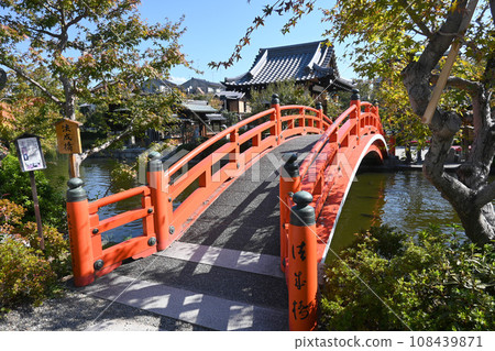 Shinsen-en, the birthplace of the Kyoto Gion Festival on a clear autumn day, Hosei Bridge 108439871