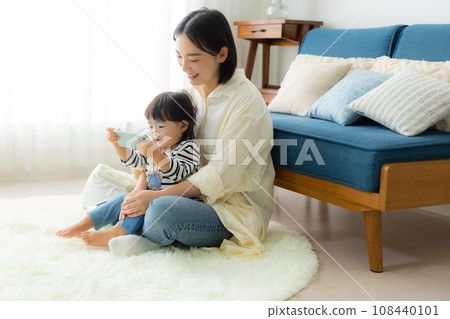 mom and baby using smartphone 108440101