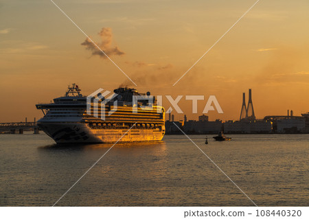 [神奈川縣]豪華遊輪清晨進港橫濱港 108440320