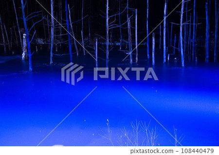 照亮冬天夢幻般的藍色池塘美瑛町 108440479