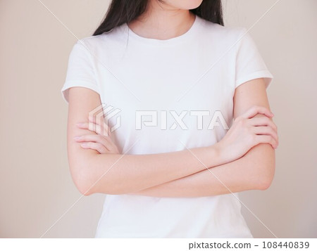 雙手抱胸口 雙手抱胸口 108440839