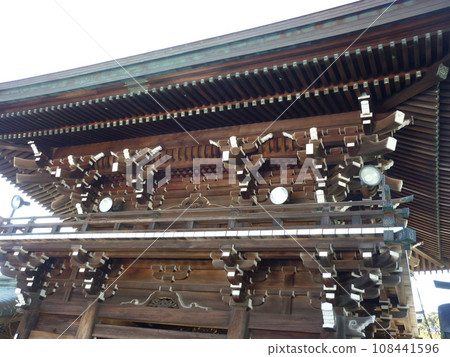 The tower gate of Miyajidake Shrine has an impressive beautiful wooden structure. 108441596