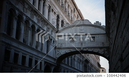 Bridge of Sighs in Venice (side) Bridge of Sighs in Venice (side) 108442406