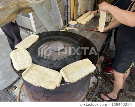 The process of making sesame cakes 108443294