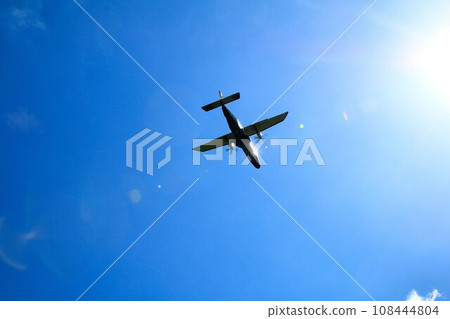 Flying from Chofu Airport to the islands of Tokyo... Flying in the sky [Dornier 228] 108444804