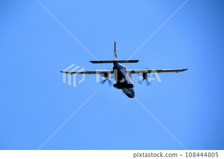 Flying from Chofu Airport to the islands of Tokyo... Flying in the sky [Dornier 228] 108444805