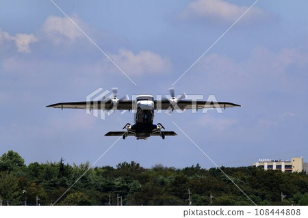 Flying from Chofu Airport to the islands of Tokyo... Flying in the sky [Dornier 228] 108444808