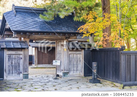 Autumn scenery of autumn leaves on Kakunodate Samurai Residence Street (Kawarda House), Semboku City, Akita Prefecture 108445233