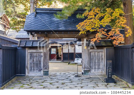 Autumn scenery of autumn leaves on Kakunodate Samurai Residence Street (Kawarda House), Semboku City, Akita Prefecture 108445234