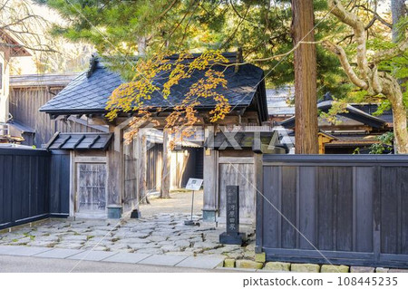 Autumn scenery of autumn leaves on Kakunodate Samurai Residence Street (Kawarda House), Semboku City, Akita Prefecture 108445235