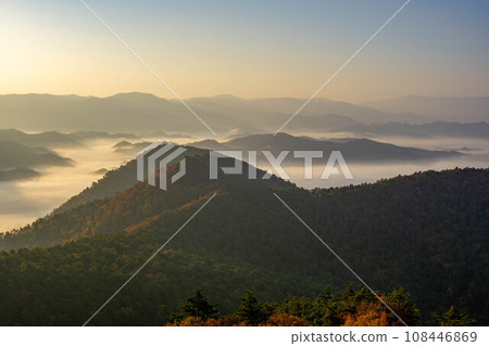 從高津山看到的被雲海包圍的風景 108446869