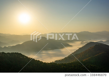 從高津山看到的被雲海包圍的風景 108446870