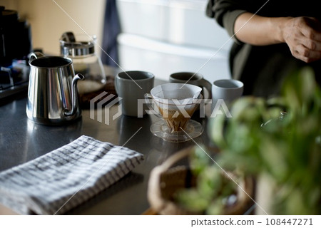 Preparation for brewing coffee with hand drip 108447271