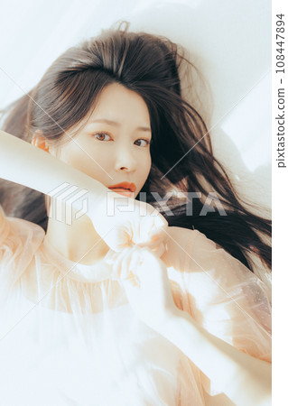 年輕女子沐浴在早晨的陽光下 108447894