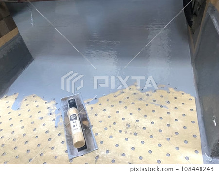 用小手將聚氨酯均勻塗抹在通風緩衝片上 用小手將聚氨酯均勻塗抹在通風緩衝片上 108448243