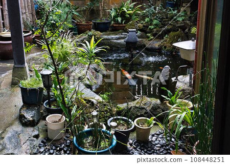 帶池塘的庭院 108448251