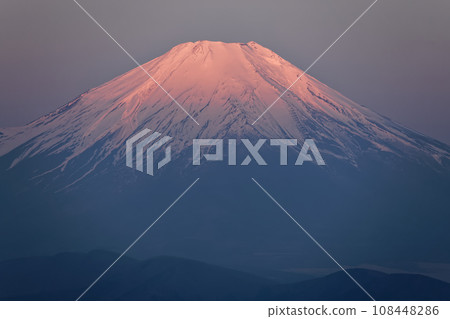 從丹澤山和遠野山頂看日出時的富士山 從丹澤山和遠野山頂看日出時的富士山 108448286