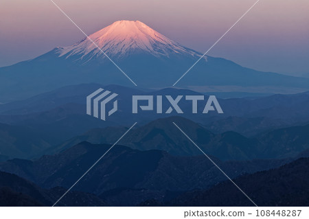 從丹澤山和遠野山頂看日出時的富士山 從丹澤山和遠野山頂看日出時的富士山 108448287
