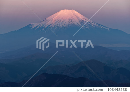 從丹澤山和遠野山頂看日出時的富士山 從丹澤山和遠野山頂看日出時的富士山 108448288