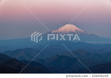 從丹澤山和遠野山頂看日出時的富士山 108448289