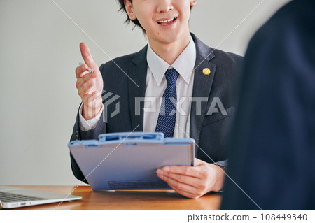 接受法律諮詢的男律師 接受法律諮詢的男律師 108449340