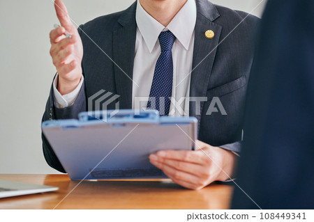 接受法律諮詢的男律師 接受法律諮詢的男律師 108449341