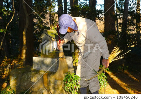 2023 Scene of the happiest farmers in Hatoyama town in Japan preparing for the New Year at Yashiki Inari 108450246