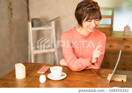 A woman ordering on a tablet in a cafe. Photography provided by “Western confectionery shop sentiment” A woman ordering on a tablet in a cafe. Photography provided by “Western confectionery shop sentiment” 108450262