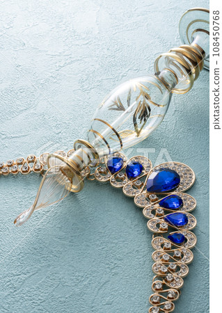 香水瓶和項鍊 108450768