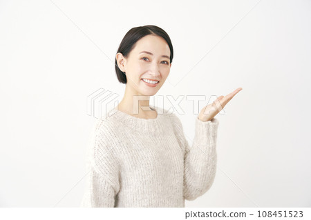 中年婦女用手掌、白色背景指著右邊 108451523