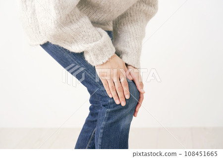 Middle-aged woman with knee pain, white background, no face 108451665
